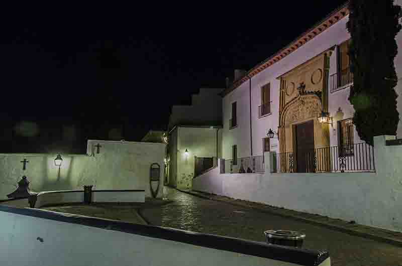 Córdoba 228 - casa palacio del Bailio-Biblioteca viva de Al-Andalus - imagen nocturna.jpg